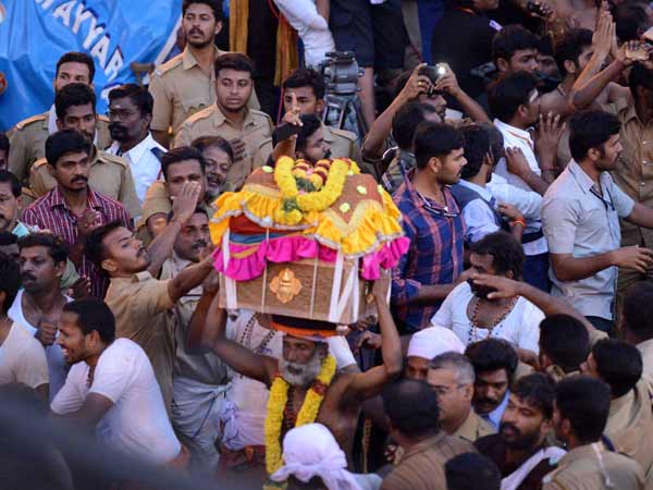 Lakhs of pilgrims were overwhelmed by the darsan