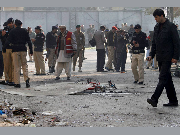 Suicide bombing kills 9 in Pak