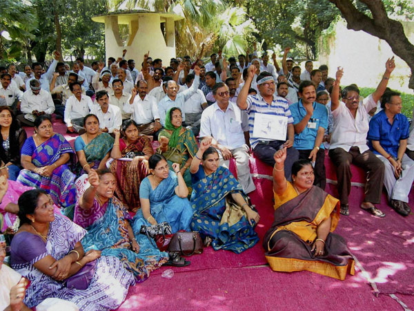 United AP supporters stage sit-in United AP supporters stage sit-in