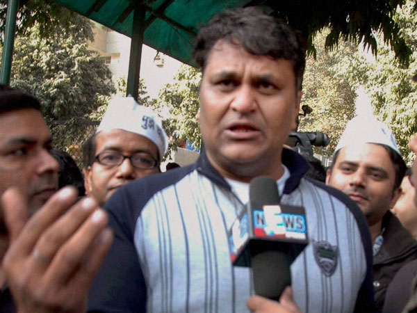AAP heads to a fall? : Vinod Kumar Binny expelled from AAP