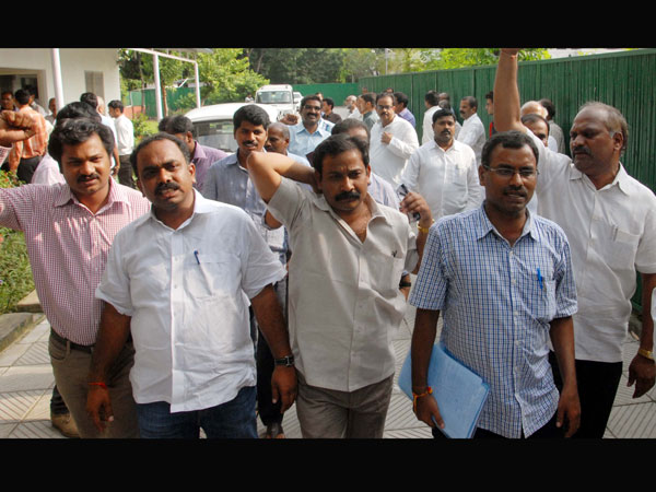 Seemandhra employees begin strike