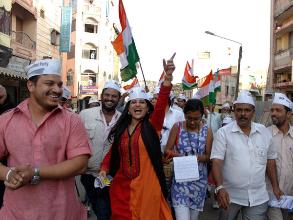 Shazia shouting AAP slogans during awareness campaign