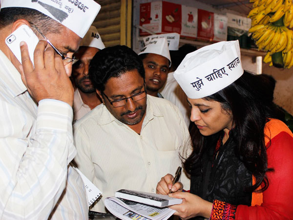 Shazia Ilmi interacting with shopkeepers and listening to their problems