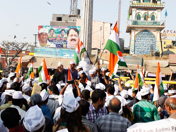 Shazia Ilmi addressing crowd in Shivaji Nagar