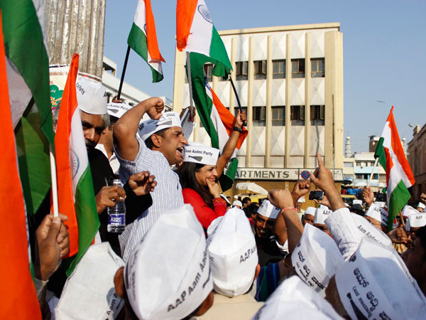 Shazia Ilmi addressing locals, AAP party workers