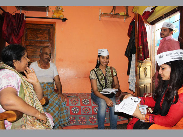 Shazia Ilmi during the door-to-door campaign in Bangalore