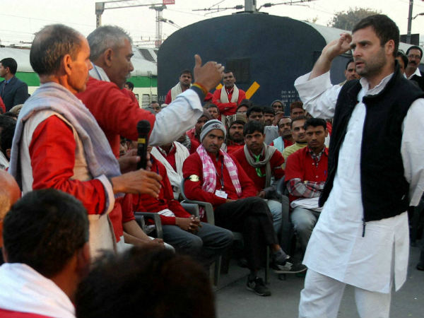 Rahul seeks porters' opinion for poll manifesto