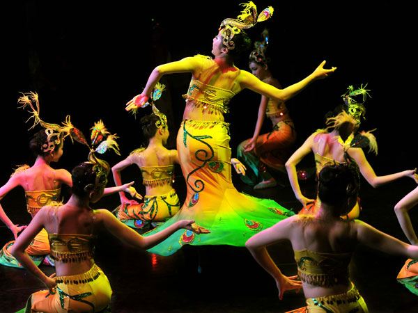 Chinese students spin magic in Paris