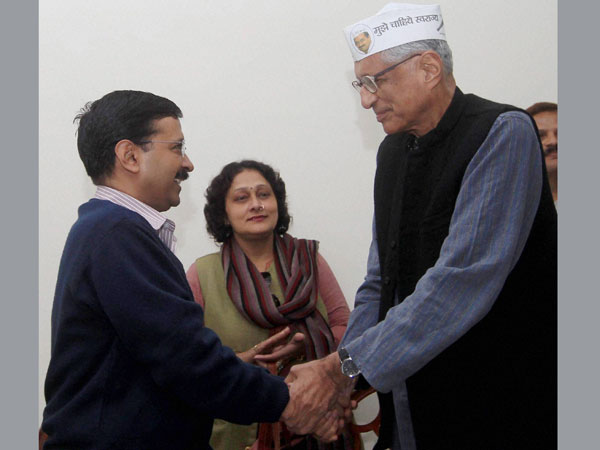MK Gandhi's grandson Rajmohan Gandhi joins AAP MK Gandhi's grandson Rajmohan Gandhi joins AAP