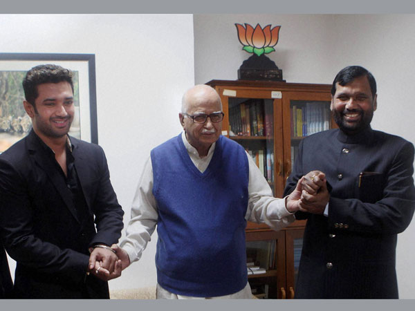 Ram Vilas Paswan meets LK Advani