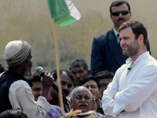 Rahul interacts with rickshaw pullers 