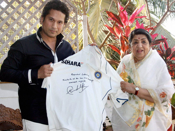 Sachin gifts autographed shirt to Lata