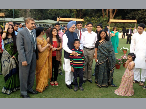 Prime Minister Manmohan Singh celebrates festival of colour Holi Prime Minister Manmohan Singh celebrates festival of colour Holi