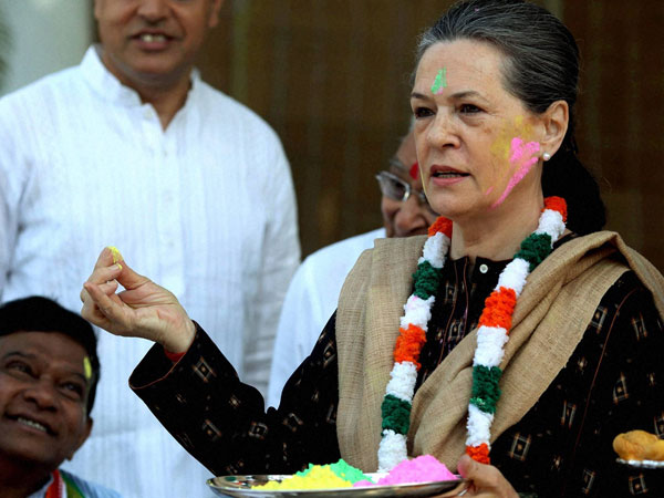 Sonia Gandhi celebrates 'Holi' Sonia Gandhi celebrates 'Holi'