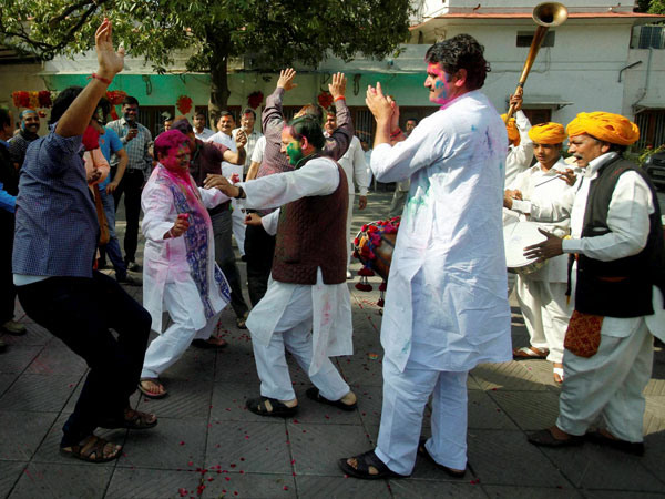Celebrates Holi at party's President Rajnath Singh residence Celebrates Holi at party's President Rajnath Singh residence
