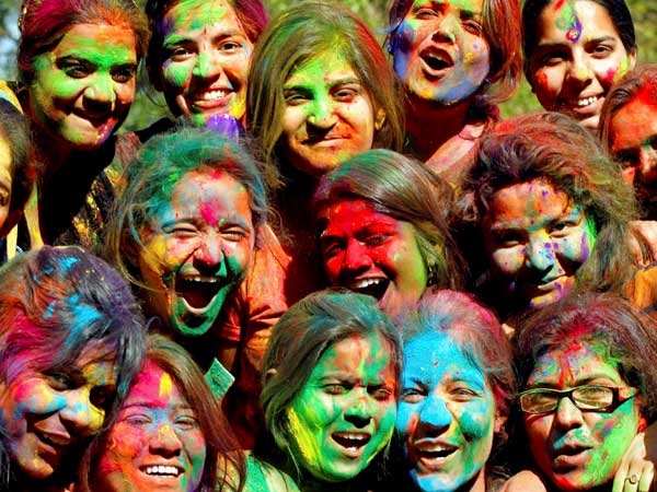 Maharashtra celebrates Holi