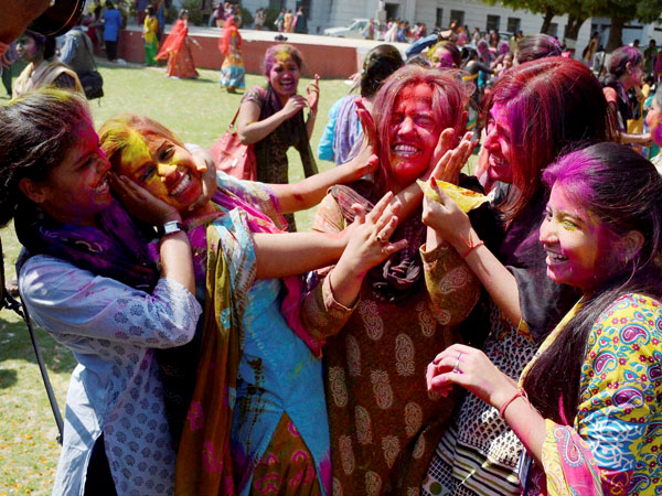 Odisha celebrates Holi with fervour