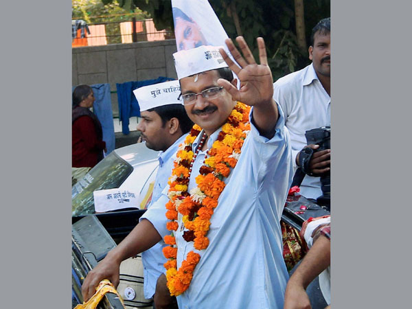 Kejriwal shown black flags in Faridabad