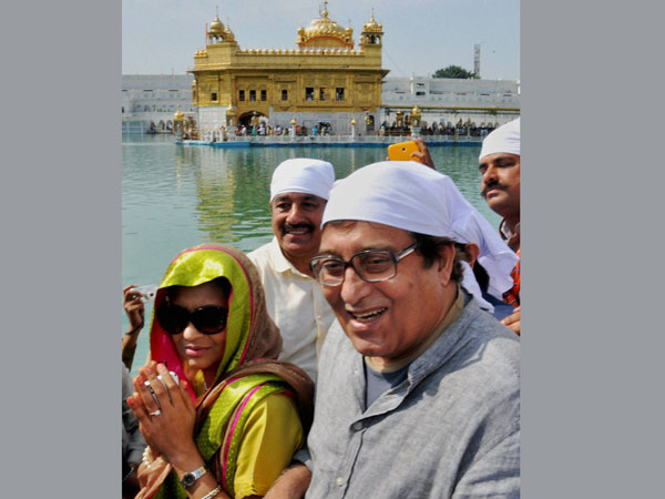 Vinod Khanna visits Golden Temple Vinod Khanna visits Golden Temple