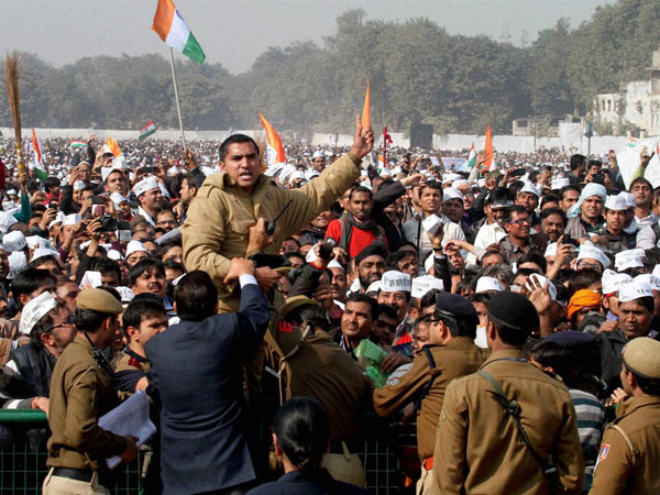 AAP slams BJP, Cong in capital