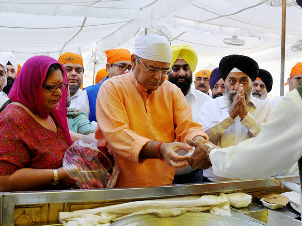 Arun Jaitley with his wife Sangeeta pays obeisance