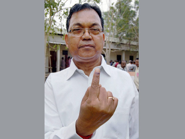 Pagan Singh Ghatowar showing his mark after casting vote