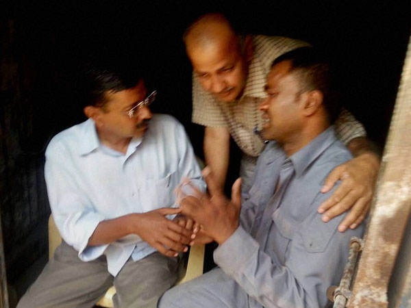 Arvind Kejriwal meets auto driver