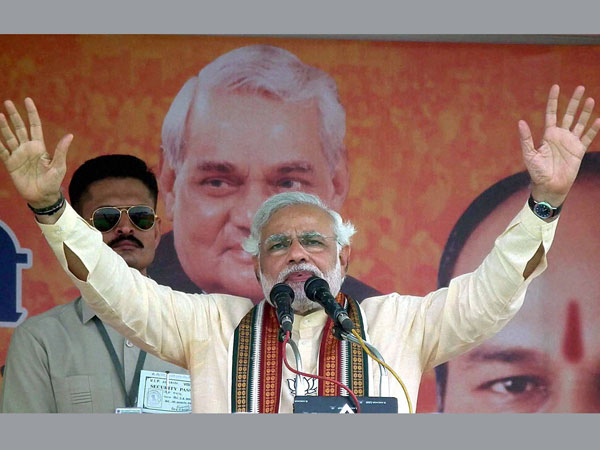 Narendra Modi addresses an election rally at Sangli in Maharashtra