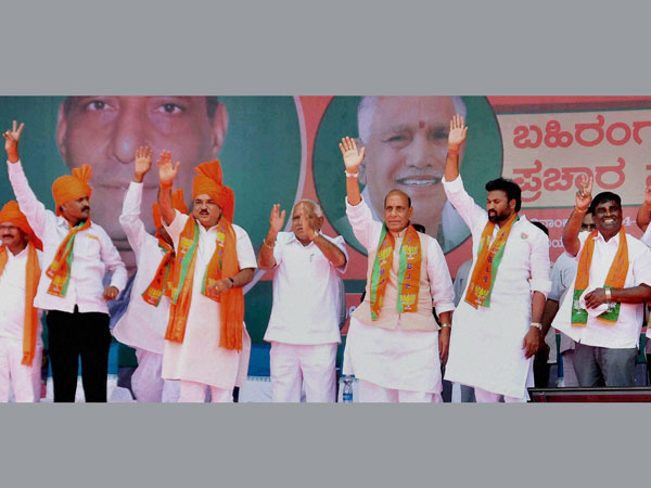 Rajnath Singh with BS Yeddyurapp and other leaders at an election meeting