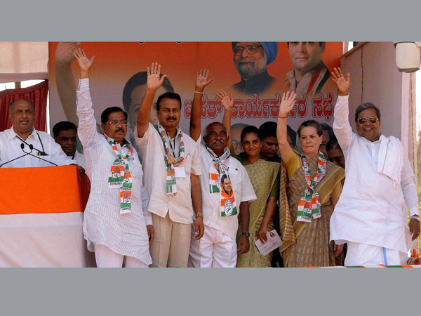 Sonia Gandhi with Karnataka CM Siddharamaiah