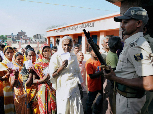 Voters queue up to caste their vote in Bodhgaya