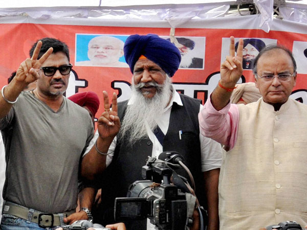 Arun Jaitely with bollywood actor Sunil Shetty