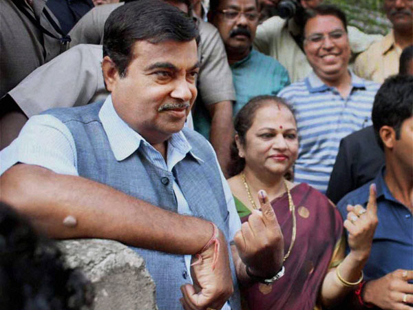 Nitin Gadkari along with his wife after casting votes