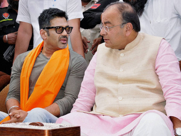 Arun Jaitely with bollywood actor Sunil Shetty during an election rally