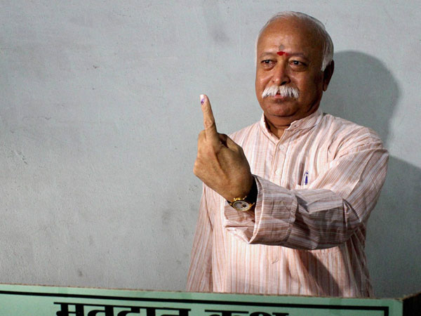 Mohan Bhagwat showing his mark while casting his vote
