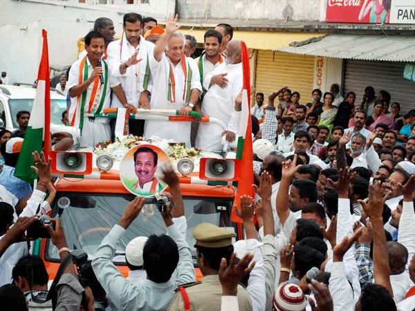 Jairam Ramesh waves at the Road Show
