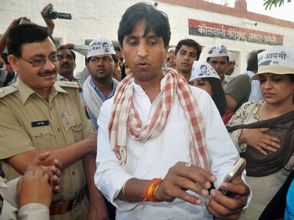 Kumar Vishwas during his protest outside a local police station in Amethi