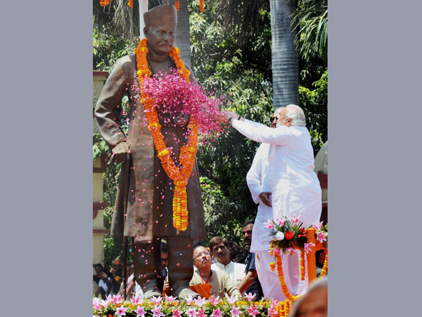 Narendra Modi paying floral tributes to Pt. Madan Mohan Malviya