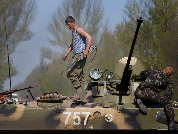 Insurgents in Slovyansk take people as hostages