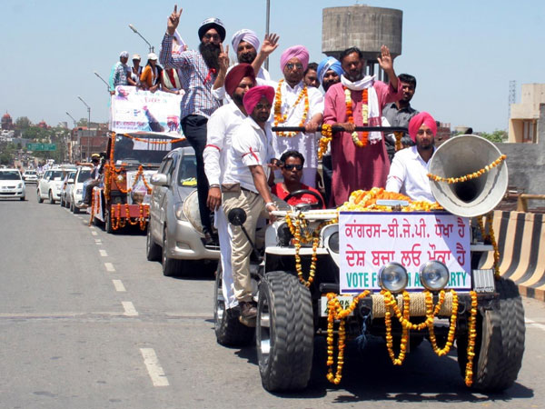 Aam Aadmi Party (AAP) leader Yogendra Yadav campaigns