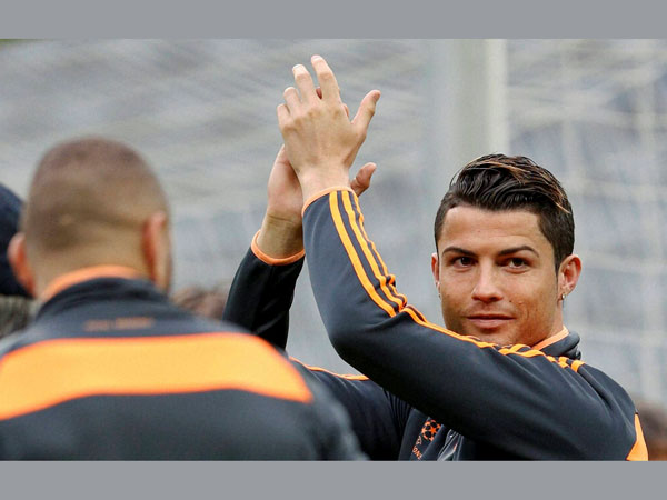 Who is Ronaldo clapping for?