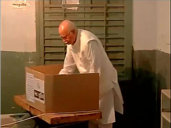 LK Advani casts his vote from Shahpur in Old Ahmedabad