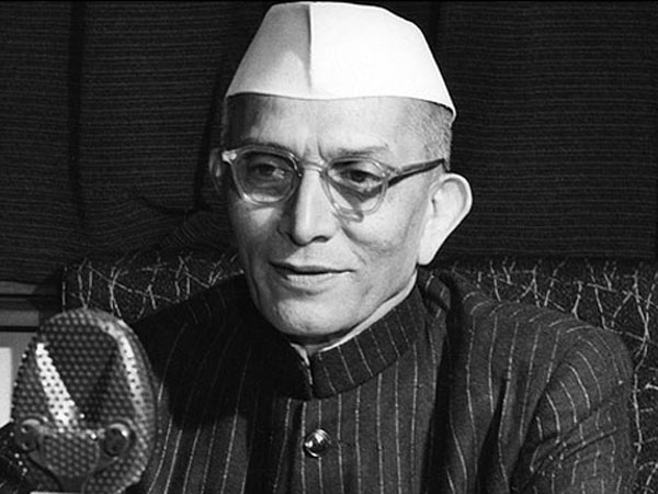 India's first non-Congress prime minister