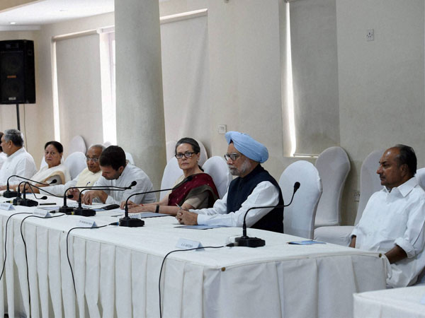 Sonia thanks Manmohan at CWC meet 