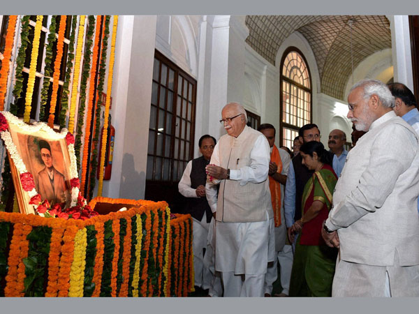 BJP senior leader L.K. Advani pays floral tributes to Swatantryaveer Vinayak Damodar Savarkar