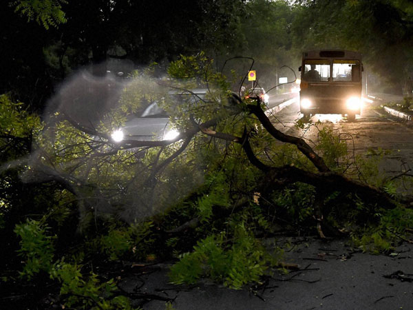 Storm causes power outage in Delhi