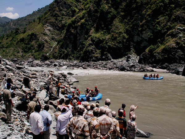 Rescuers going on in poor conditions