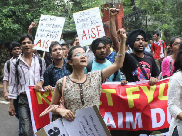 DU students protesting against FYUP