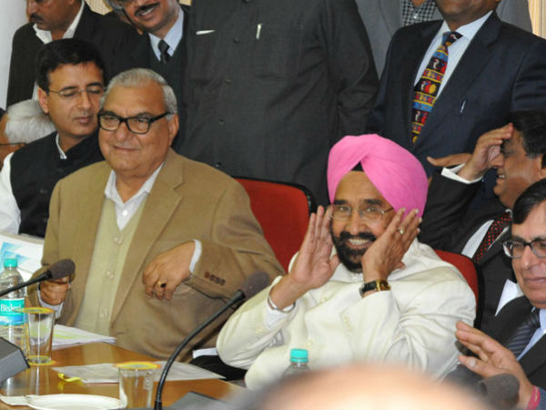 Hooda with Sikh leaders in Bind. (PTI)