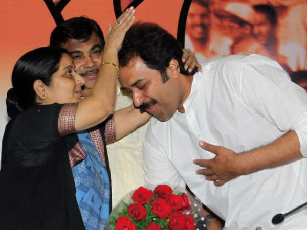 BJP leader Sushma Swaraj with HJC president Kuldeep Bishnoi.